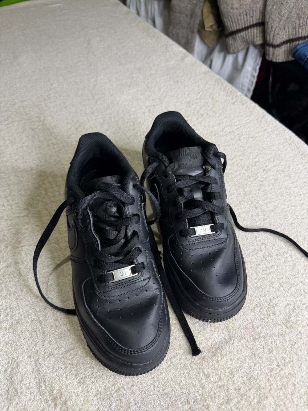 Nike Air Force 1 LE Size 6.5Y Triple Black Leather Sneakers DH2920-001